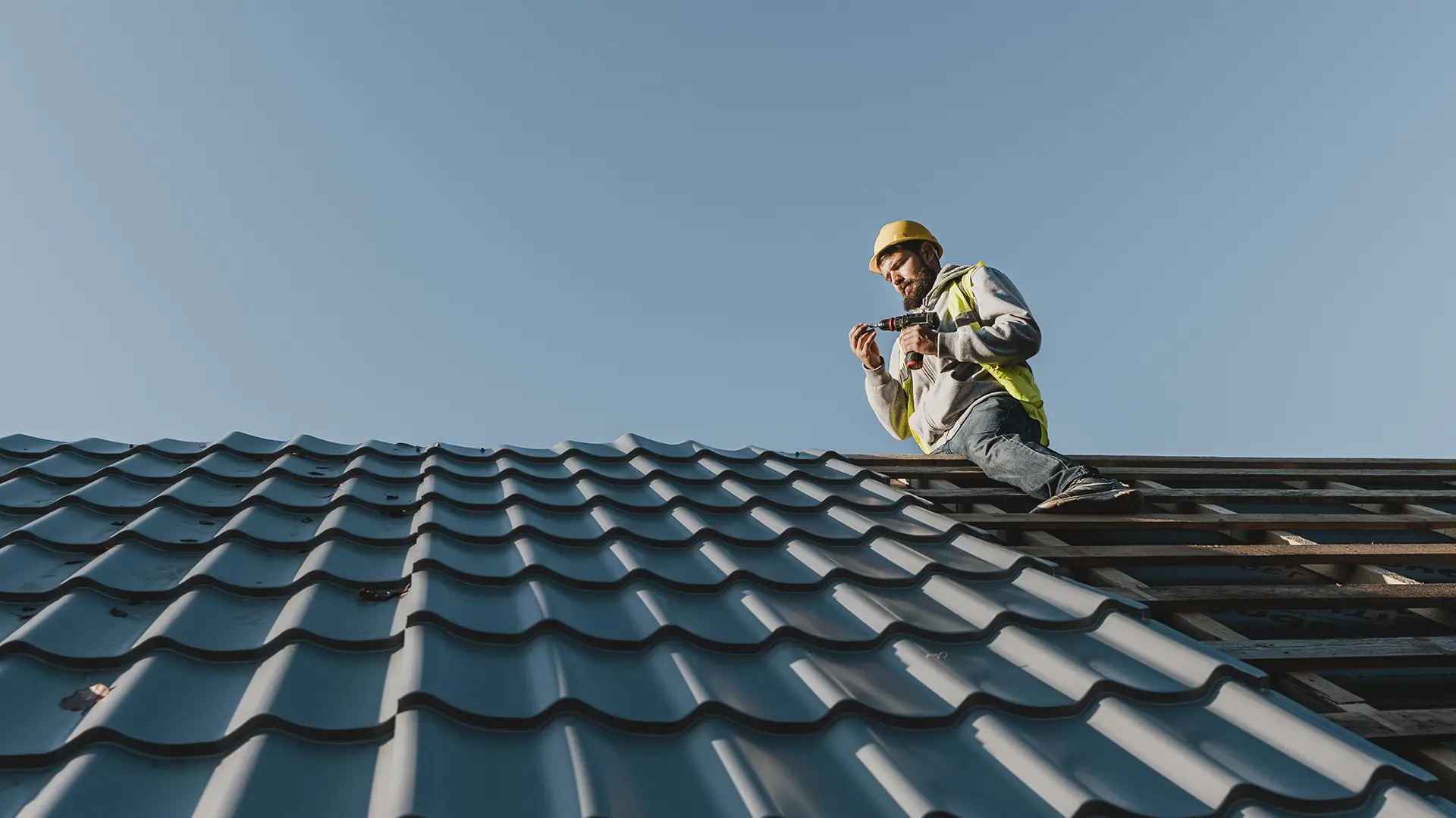 freepik long-shot-man-working-roof omgedraaid dakrenovatie